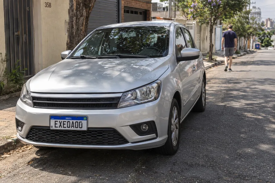Antes: Carro estacionado na rua