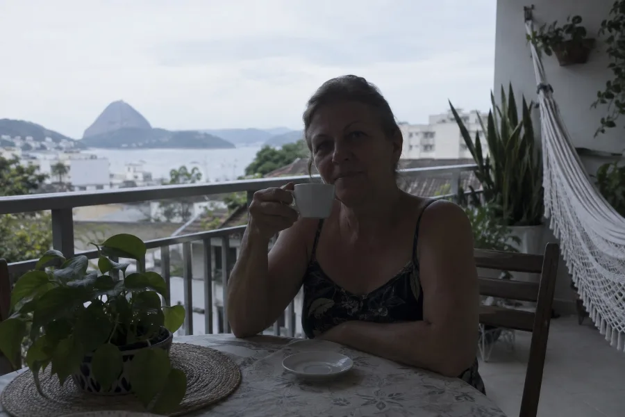 Antes: Mulher tomando café na varanda