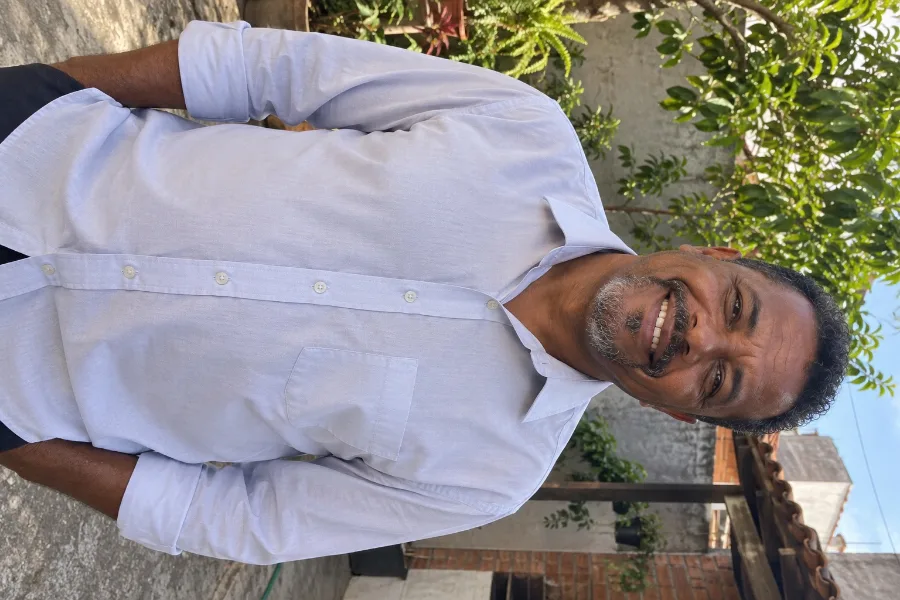 Antes: Homem sorrindo no quintal